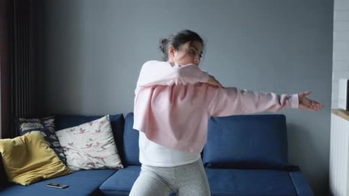 Schöne indische Tänzerin spielt Elemente des Klassisch Balletts im Loft-Design