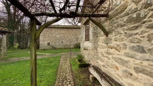 Promenade à la campagne entre maisons