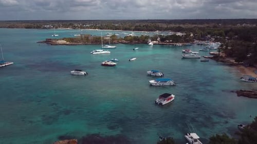 Barcos 4k a 24 fps en la ciudad caribeña con un Zumbido