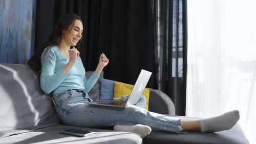 Frau hat Videoanruf mit der Familie über Laptop