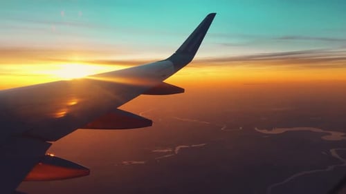 Belo pôr do sol com paisagem panorâmica da janela do avião
