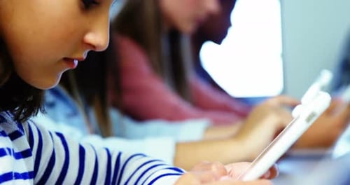 Schüler nutzen digitales Tablet im Klassenzimmer