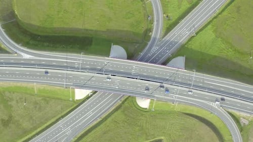Flug über dem Highway Interchange