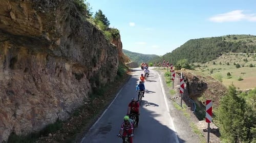Die Radfahrer auf Fahrrädern fahren in den Berg 4