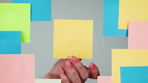 Etiqueta de nota em closeup de vidro transparente