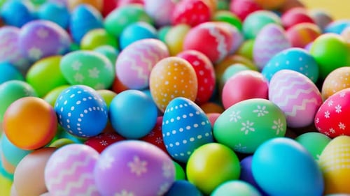 Mehrfarbige Ostereier. In leuchtenden Farben bemalte Eier beim Frühlingsfest.
