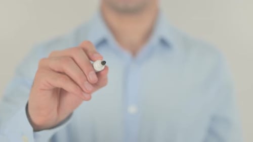 Nun, Mann schreibt auf transparentem Bildschirm