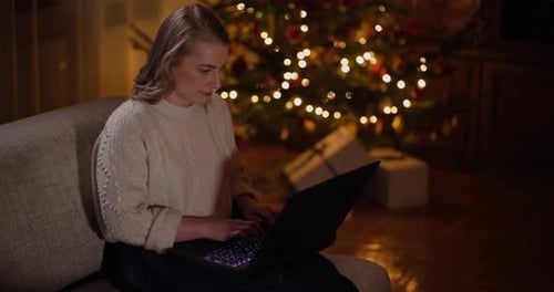 Frau macht Online-Arbeit in den Weihnachtsferien zu Hause