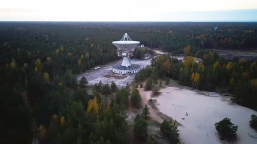 Vue aérienne d'un radiotélescope soviétique super secret près de la ville militaire abandonnée d'Irbène en Lettonie.