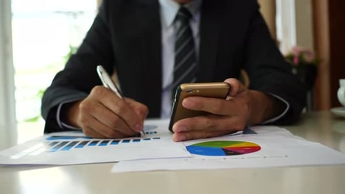 Geschäftsmann führt Analysen durch und plant Geschäftsprojekt im Büro.