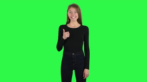 Junge fröhliche Frau zeigt Daumen hoch, Geste wie. Greenscreen