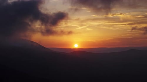 Dramático puesta de sol en las nubes
