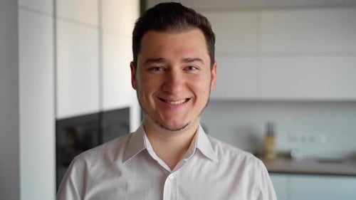 Porträt eines fröhlichen glücklichen Mannes, der in die Kamera schaut und lächelt. Nahaufnahme