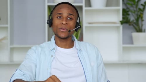 Lächelnder afrikanischer professioneller Callcenter-Betreiber trägt kabelloses Headset Blick in die Kamera,
