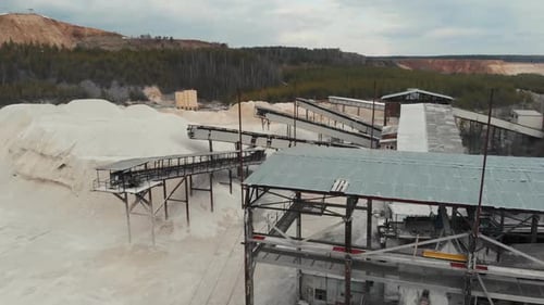 Steinbrecher (Steinzerkleinerungsmaschine) in einer Tagebau- und Verarbeitungsanlage für Zerkleinerung