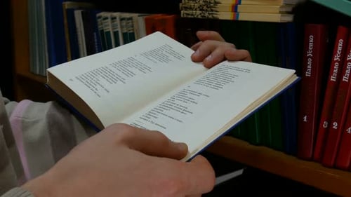 Libro abierto frente a la estantería