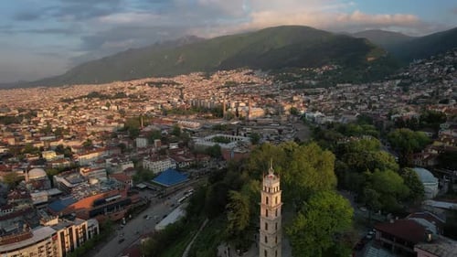 Historischer Uhrturm in Bursa
