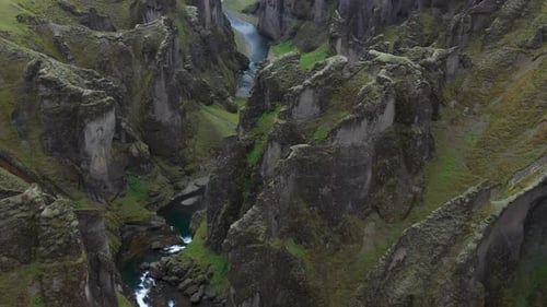Drohnenblick auf den berühmten Fjadrargljufur-Canyon