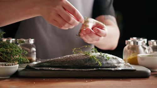 Frau kocht Fisch Closeup