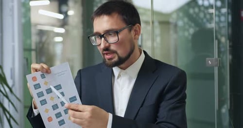 Empresario con ropa formal que celebra una videoconferencia en línea