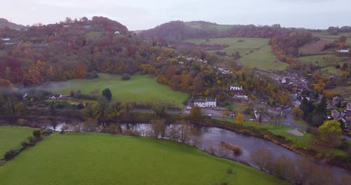 Vue aérienne de Lydbrook, Wye Valley, Gloucestershire, Royaume-Uni, saison d'automne