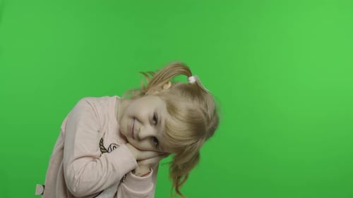 Chica con sudadera de unicornio que se va a dormir. El niño hace caras. Tecla Chroma