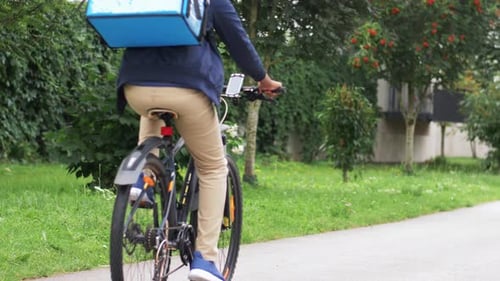 Livreur avec sac à vélo