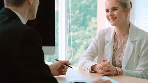 Un demandeur d'emploi lors d'un entretien d'embauche avec le responsable