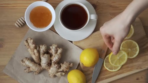 Ajouter du citron à une tasse de thé au gingembre