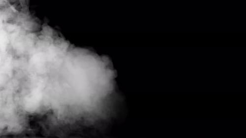 Weicher Nebel in Zeitlupe auf dunklem Hintergrund