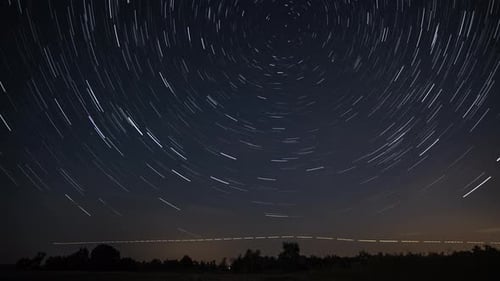 Traces d'étoiles dans le ciel nocturne