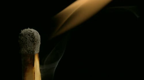 Flames tanzt hinter Streichholz, Zeitlupe