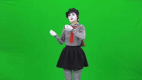 Mime Girl singt ein Lied und verbeugt sich. Chroma-Schlüssel.