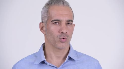 Persischer Geschäftsmann nickend Nein vor weißem Hintergrund