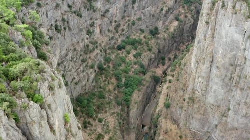 Drohnenvideo von einem Canyon in den Bergen