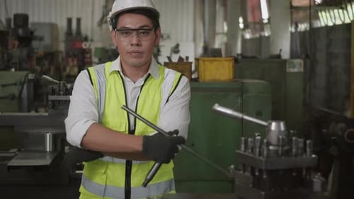 ingeniero hombre usar gafas de seguridad control torno máquina fabricación industrial fábrica brazo cruzado