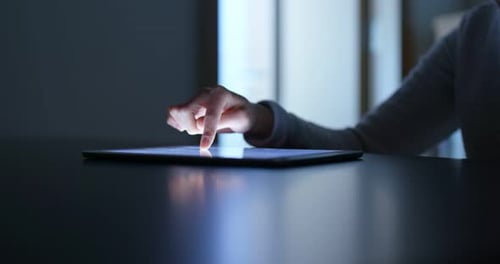 Frau benutzt Tablet-Computer