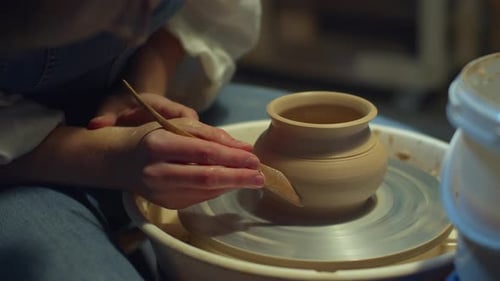 Travail difficile avec de l'argile. Instruments de Potter