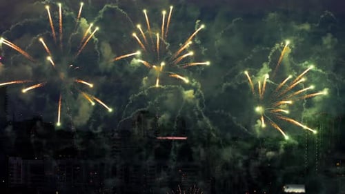 Wunderschönes Feuerwerk am Abendhimmel