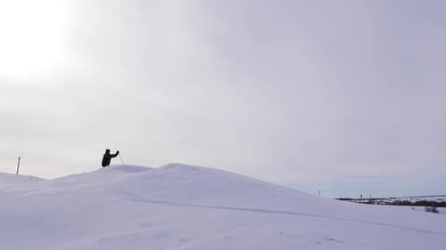 Silhouette des Skisprungens auf der Bergskipiste