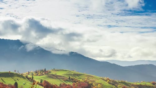 Clip de lapso de tiempo. Fantástico paisaje montañoso colorido con nubes. Ucrania, montañas de los Cárpatos
.