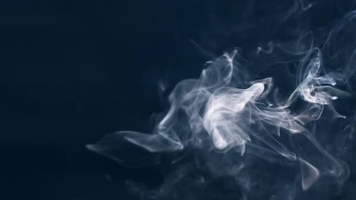 Fumée sur fond noir en lumière bleue.