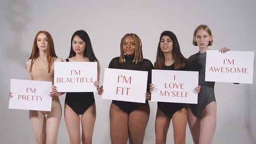 Jeunes modèles optimistes de tailles corporelles différentes pour Bodypositive