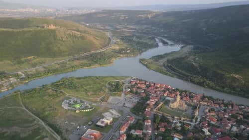 Vue aérienne de la cathédrale Svetitskhoveli à Mtskheta, Géorgie