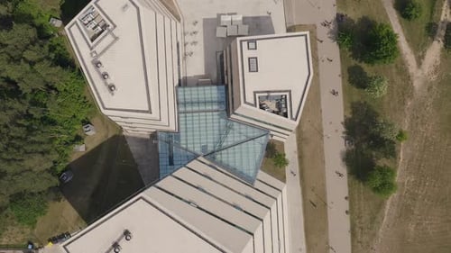 Edifício de arquitetura moderna na cobertura