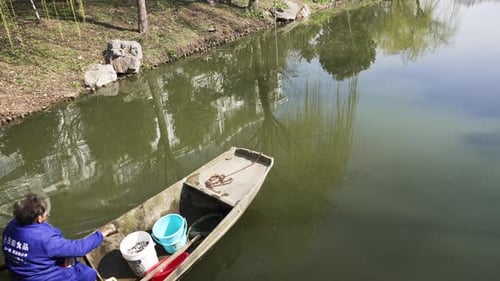 Eine Gruppe älterer Paare rudert ein Boot in einem kleinen Fluss V2