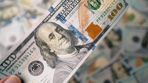 In Zeitlupe einen Hundert-Dollar-Schein auf einen verstreuten Stapel legen und verfolgen