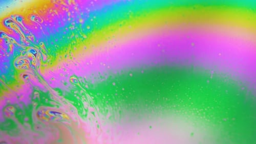 In flüssigen Regenbogenfarben wirbelnde Blasen. Traumhafter hypnotischer abstrakter Hintergrund