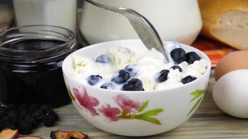 Mix cottage cheese with yogurt and berries