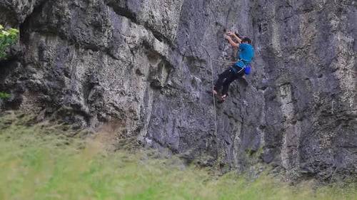 Ein Mann klettert einen Berg hinauf.